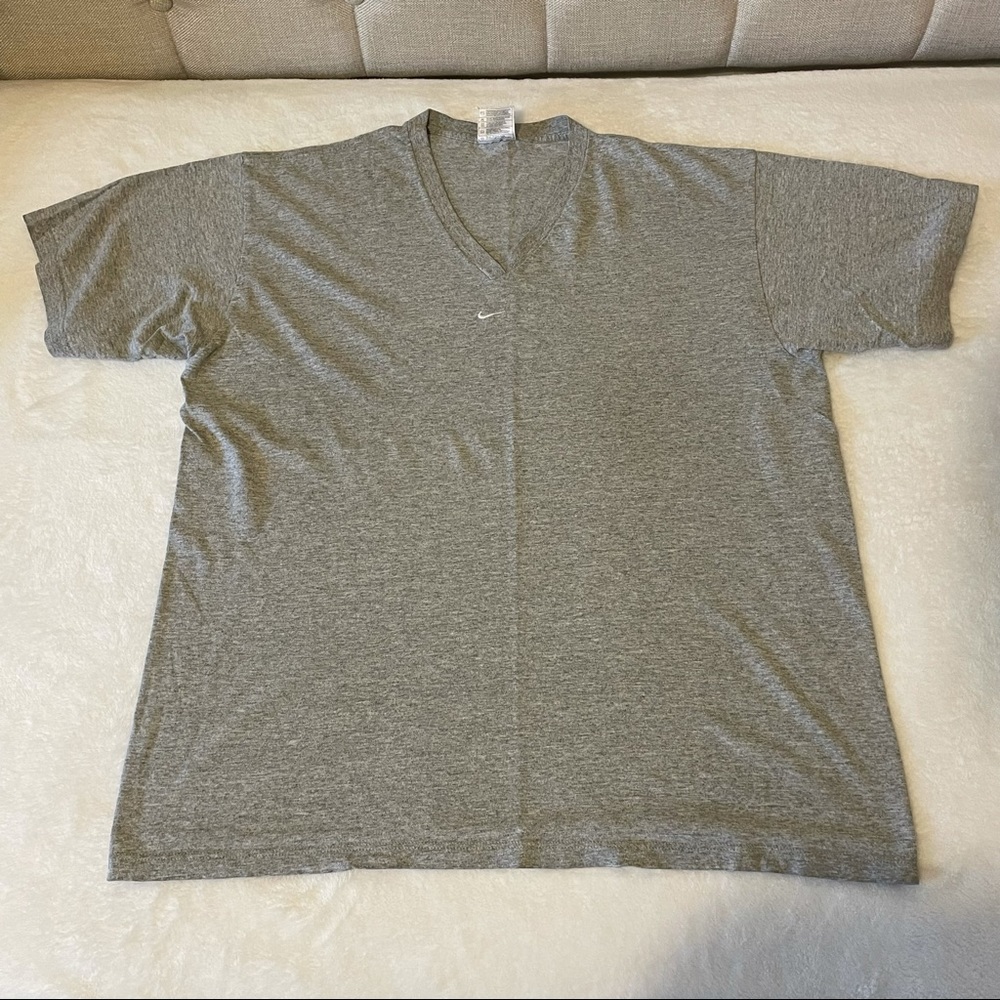 Men’s Nike V-neck Cotton T-shirt. Size Lg.